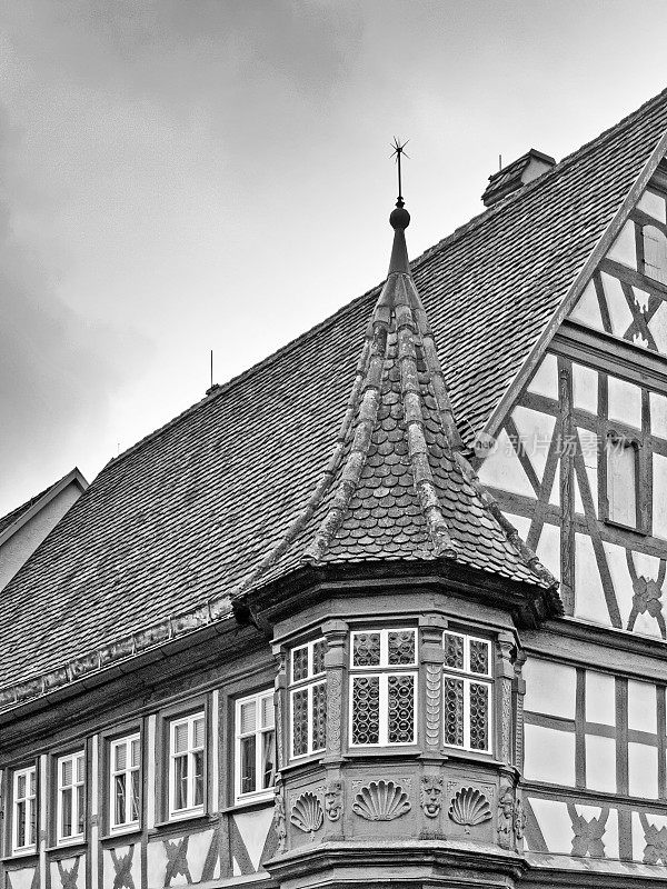 在Rothenburg ob der Tauber老城的单色木屋